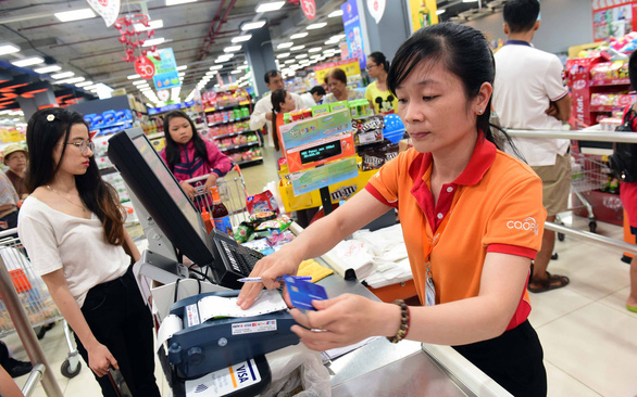 A credit card is used for payment at a Co.opXtra outlet in Giga Mall, Ho Chi Minh City. Photo courtesy of NDH newspaper.