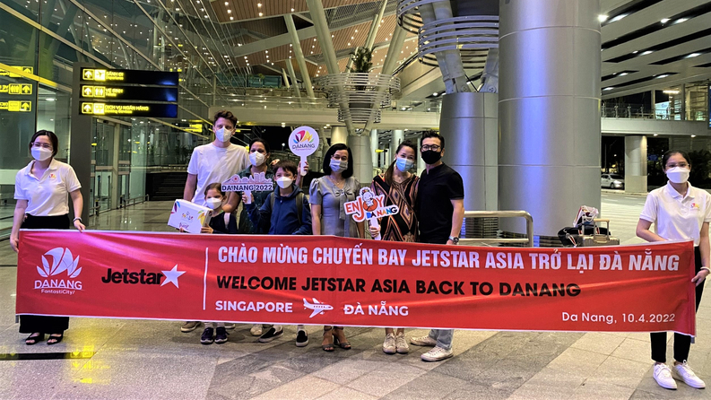 The Jetstar Asia Singapore-Danang flight is welcomed in Danang city, central Vietnam on April 10, 2022. Photo courtesy of Danang’s Tourism Promotion Center.