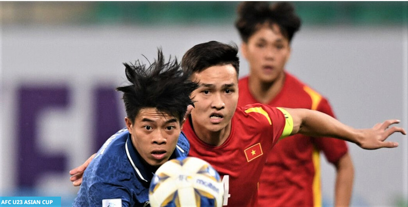 Vietnam captain Bui Hoang Viet Anh (C) challenges a Thai player during their AFC U23 Asian Cup match on June 2, 2022 in Tashkent, Uzbekistan. Photo courtesy of AFC. 