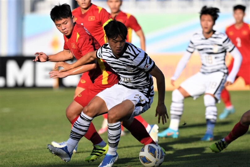 Vietnam’s defender Vu Tien Long (L) challenges a Korean player during the South Korea vs. Vietnam match in the AFC U23 Asian Cup in Tashkent, Uzbekistan on June 5, 2022. Photo courtesy of AFC.