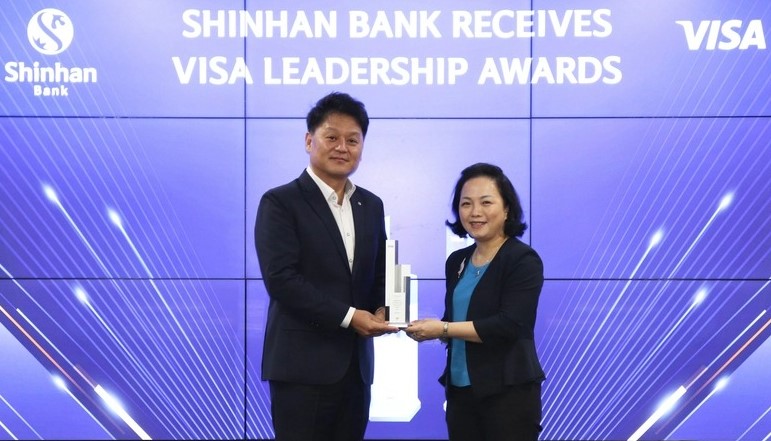 Kang GewWon, CEO of Shinhan Bank Vietnam (L) and Dang Tuyet Dung, Country Manager, Visa Vietnam and Laos. Photo courtesy of the bank.