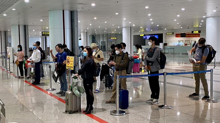 International passengers arrive at Noi Bai airport in Hanoi on the first day of Vietnam's full tourism reopening. Photo courtesy of VOV.