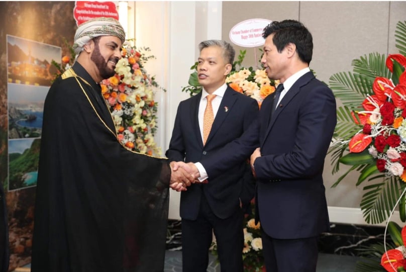 Oman's Ambassador (L) meets with Vietnamese officials on the 30th anniversary of the establishment of Vietnam-Oman diplomatic relations on June 9, 2022. Photo courtesy of the government's portal.