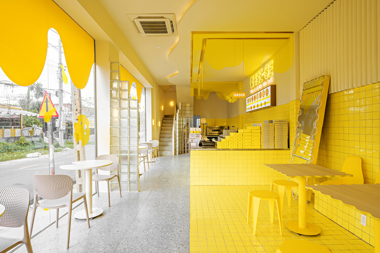 Chee-se Hoa Thanh serves up dashing mix of yellow and gray. Photo courtesy of Ksoul.