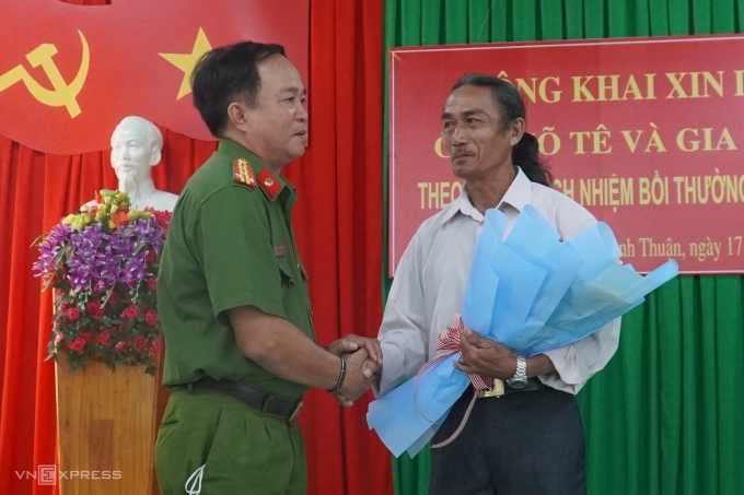 Colonel Dinh Kim Lap, deputy director of Binh Thuan province's Department of Public Security, apologizes to a representative of Vo Te’s family. Photo courtesy of the province.
