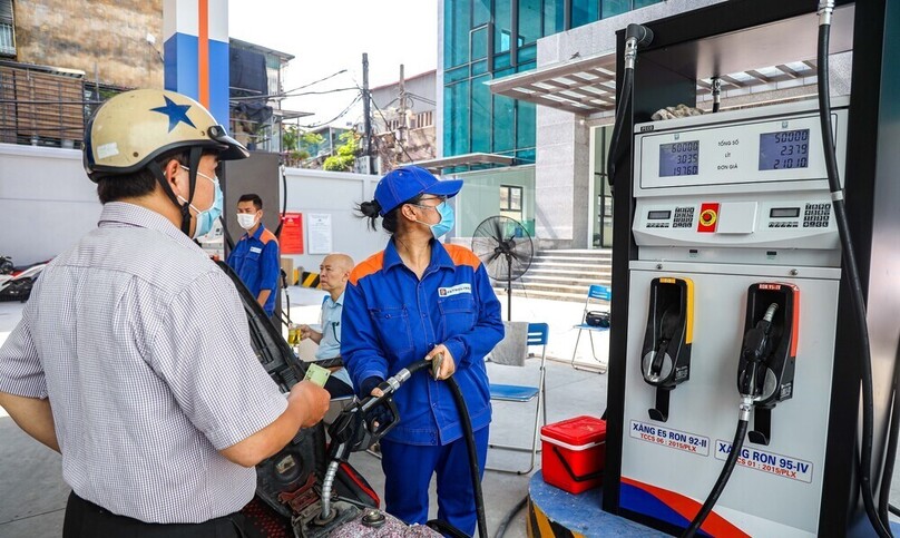 The gasoline price hike on June 21 is the seventh increase in a row since April 21, 2022. Photo by The Investor/Trong Hieu.