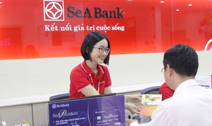 A transaction at SeABank in Hanoi. Photo courtesy of Vietnam News Agency.