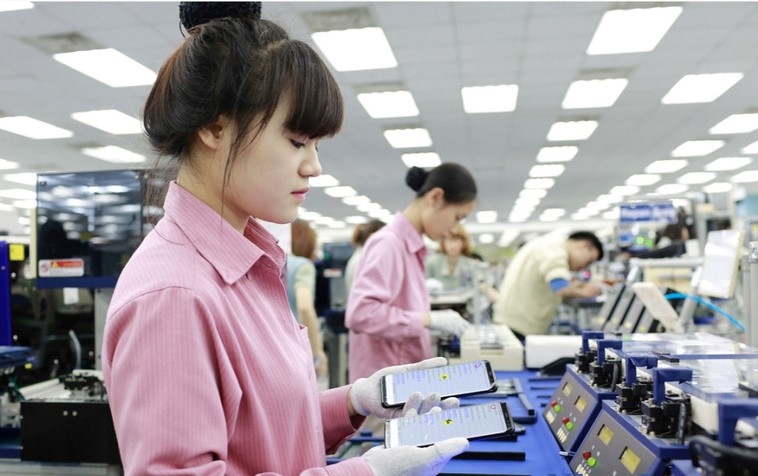 Samsung Vietnam's smartphone production line. Photo by The Investor/Phong Cam.