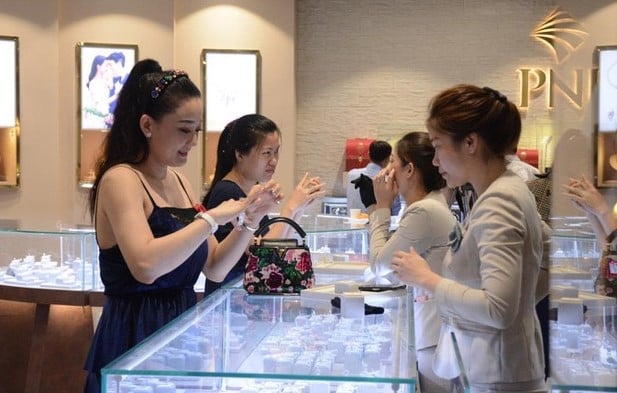  Customers buy jewelry in a PNJ store. Photo courtesy of the company.