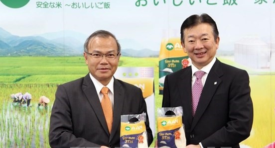 Vietnamese ambassador to Japan Vu Hong Nam (L) and president of Japan's Kiraboshi Bank, Hisanobu Watanabe, introduce ST25 rice. Photo courtesy of Vietnam News Agency.