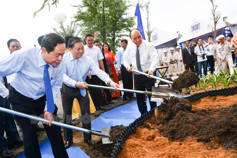 State President Nguyen Xuan Phuc (front, 1st right) plants trees at the Thanh Hai wind farm launch in Ben Tre province, southern Vietnam on July 1, 2022. Photo courtesy of Dong Khoi newspaper.