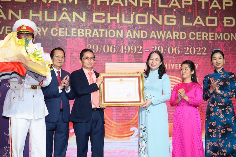 CT Group chairman Tran Kim Chung (3rd, L) receives a Labor Medal from Vietnamese Vice President Vo Thi Anh Xuan in HCMC on June 29, 2022. Photo courtesy of CT.