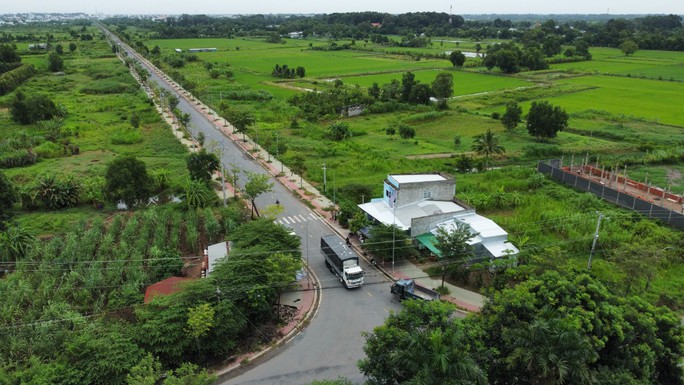 An aerial view of a road allegedly bent in Tra Vinh province, giving local officials a windfall in compensation. Photo courtesy of Lao Dong newspaper.