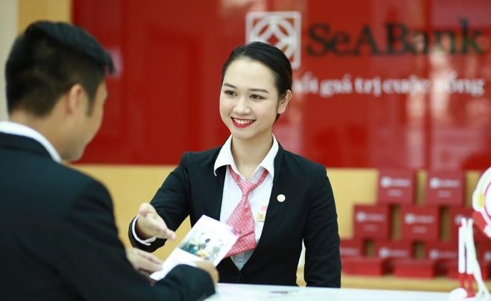 A transaction at SeABank in Hanoi. Photo courtesy of the bank. 