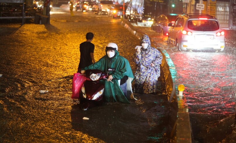 Residents in Ho Chi Minh City struggle on the way home under torrential rain on April 29, 2022. Photo courtesy of Tuoi Tre newspaper.