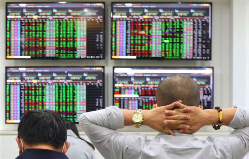 Investors watch the VN-Index. Photo by The Investor/Gia Huy.