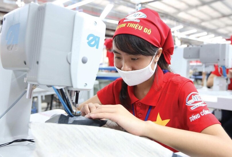 Vietnam's export turnover of textiles and garments reached $18.65 billion in the first half of the year, up 21.6% year-on-year. Photo courtesy of Dau tu Chung khoan newspaper.