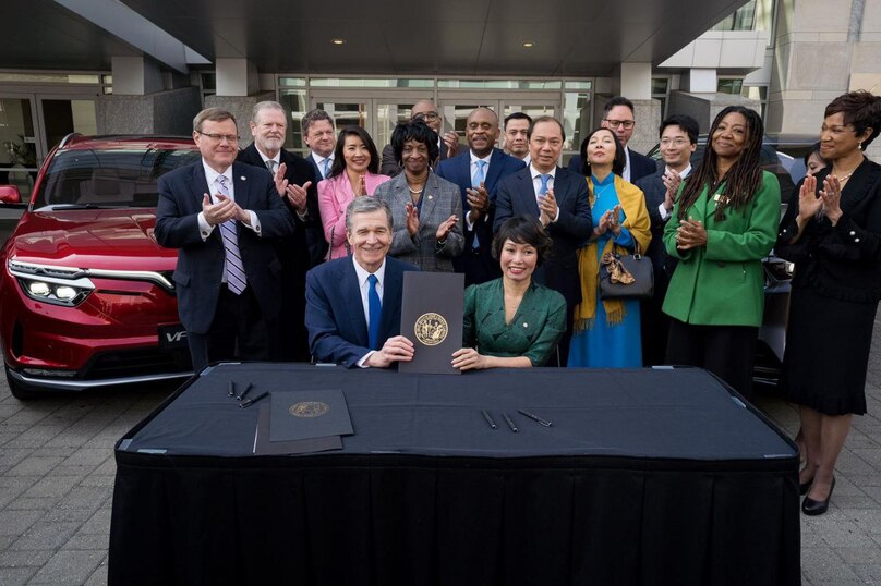 VinFast Global CEO Le Thi Thu Thuy (seated, R) and North Carolina Governor Roy Cooper (seated, L)  in the MoU signing ceremony for VinFast’s North Carolina factory project in March 2022. Photo courtesy of the company. 