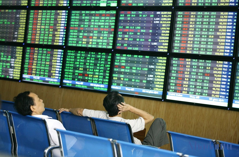 Investors watch stock price movements on an electronic board. Photo by The Investor/Gia Huy.