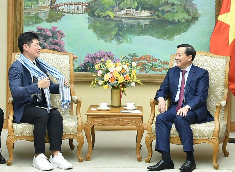 Vietnam’s Deputy Prime Minister Le Minh Khai (R) receives Grab Holdings CEO Anthony Tan in Hanoi on July 19, 2022. Photo courtesy of the government's portal.
