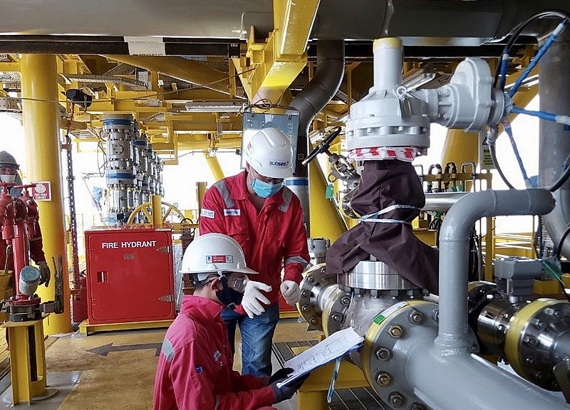 PTSC engineers work on a Gallaf package in the Al Shaheen oil field offshore Qatar. Photo courtesy of PTSC.