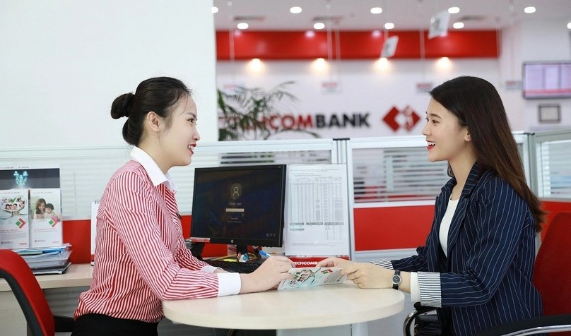 A client (R) served by a Techcombank staff member. Photo courtesy of the bank.