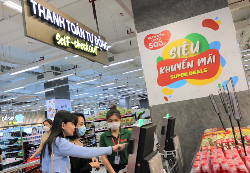 Shoppers at the shelf-checkout counter of Central Group's newly-launched Tops Market store in HCMC, July 28, 2022. Photo courtesy of Central Retail.