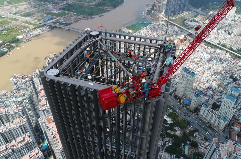 Coteccons workers construct the roof top of the Landmark 81 buidling in Binh Thanh district, HCMC. Photo courtesy of Coteccons.