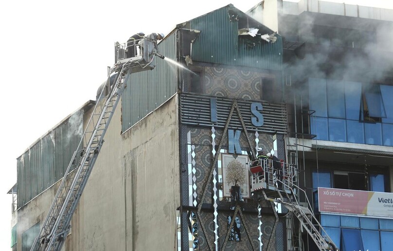 Firefighters try to put out a fire that broke out at a six-storey karaoke parlor in Cau Giay district, Hanoi, August 1, 2022. Photo courtesy of Tuoi tre newspaper.