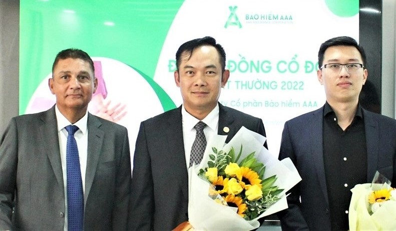 Dinh Hoai Chau (C) makes his debut as new chairman of the AAA board of directors on August 1, 2022. Photo courtesy of the company.