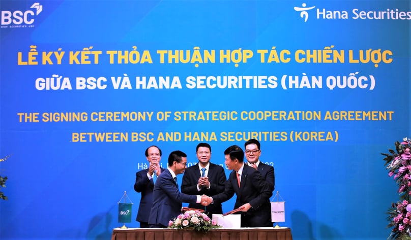 BIDV Securities and Hana Securities embark on their strategic partnership in Hanoi on August 3, 2022. Photo courtesy of BIDV.
