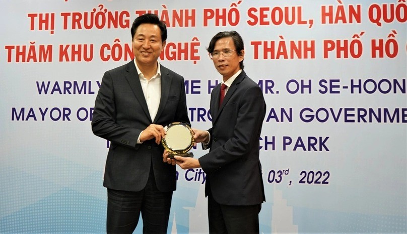 Seoul mayor Oh Se-hoon (L) holds a commemorative plaque with Nguyen Anh Thi, head of Saigon Hi-tech Park board of management, on August 3, 2022 in HCMC.