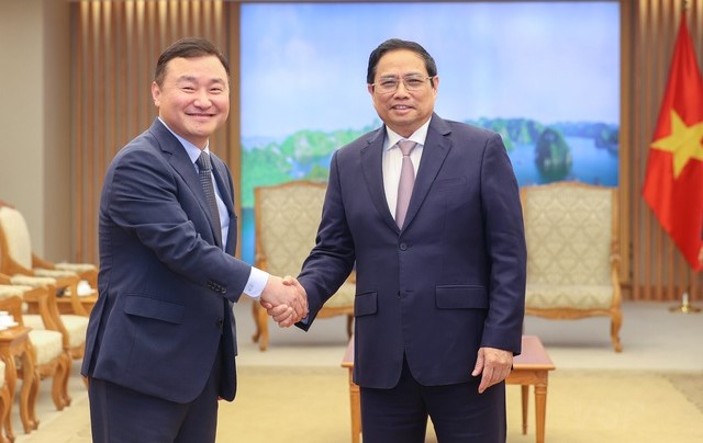 Prime Minister Pham Minh Chinh (R) meets with Roh Tae-moon, president of Samsung Electronics, in Hanoi on August 5, 2022. Photo courtesy of the government's portal.