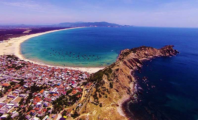 The arc-shaped strait of Eo Gio is 20km northeast from the center of Quy Nhon town, Binh Dinh province. Photo courtesy of the government's portal.