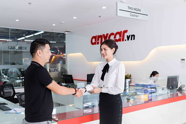 Car transaction at a dealer. Photo courtesy of Anycar.vn