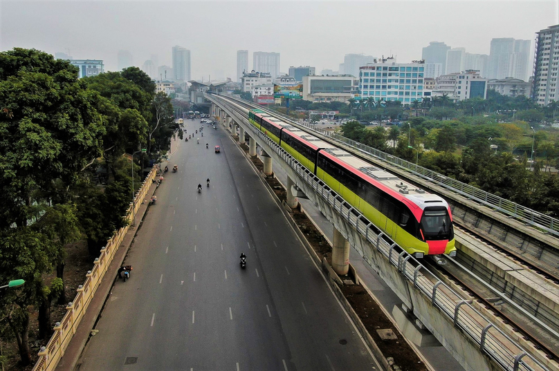 An operating urban train in Hanoi, northern Vietnam. Photo by The Investor/Trung Hieu.