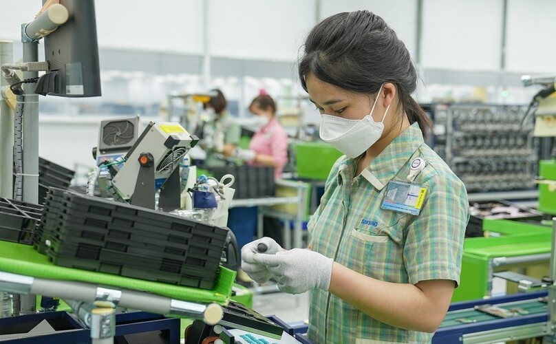 Phones and phone components account for nearly one quarter of Vietnam's total exports to China in the first seven months of the year. Photo courtesy of Thanh Nien newspaper.
