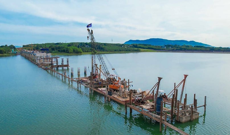 Yen My Bridge is under construction in central Thanh Hoa province as part of the North-South Expressway in Vietnam. Photo courtesy of Transport newspaper.