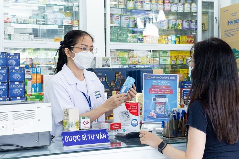 Pharmacist advises medicine at Long Chau. Photo courtesy of Long Chau.