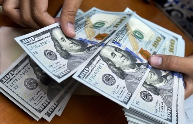 The State Bank of Vietnam has adopted a flexible approach to the gaining U.S. dollar. Photo courtesy of Labor newspaper.