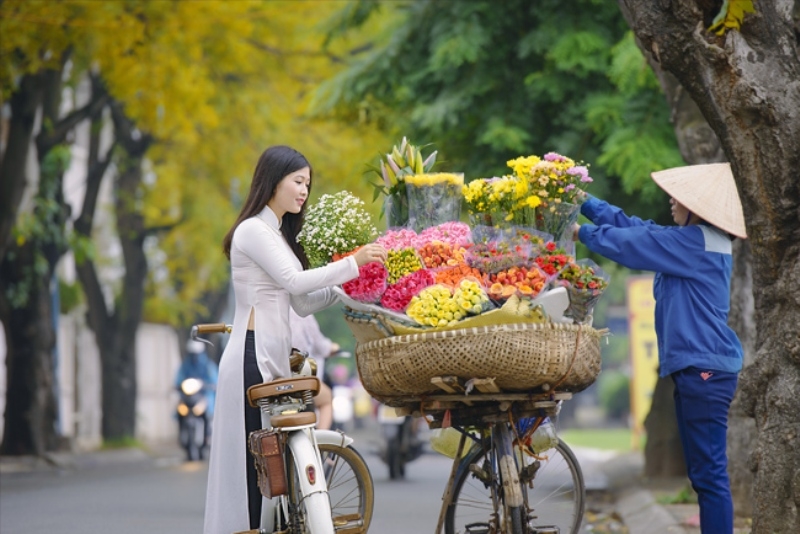 A flower stall on bicycle in Hanoi. Photo courtesy of toplist.vn.