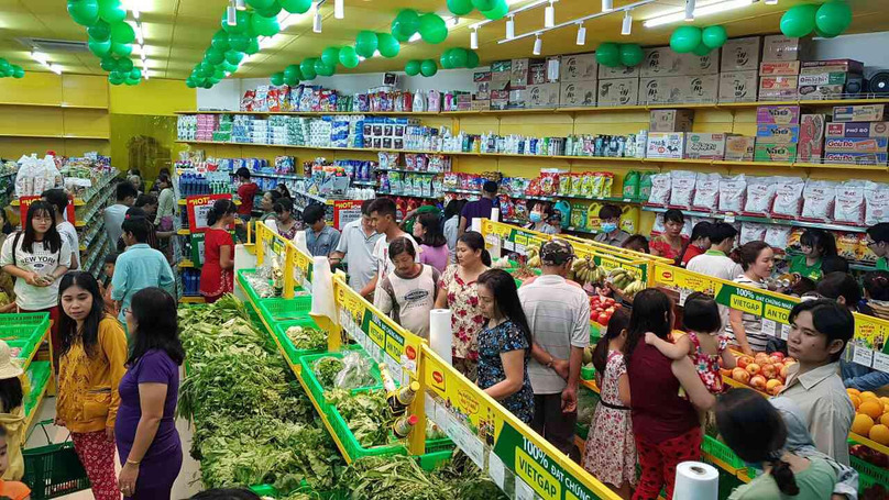 Shoppers at a Bach Hoa Xanh outlet. Photo courtesy of Labor newspaper.