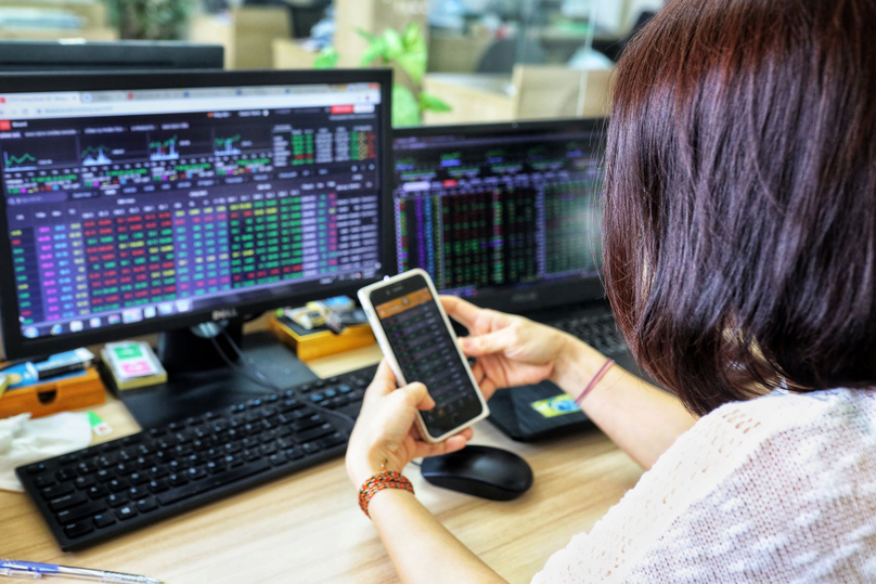 An investor watches Vietnamese stock prices on mobile. Photo by The Investor/Trong Hieu.