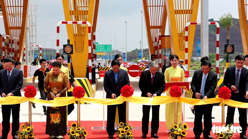 PM Pham Minh Chinh and other leaders cut the ribbon to inaugurate Van Don-Mong Cai Expressway on September 1, 2022. Photo courtesy of Tuoi tre newspaper.