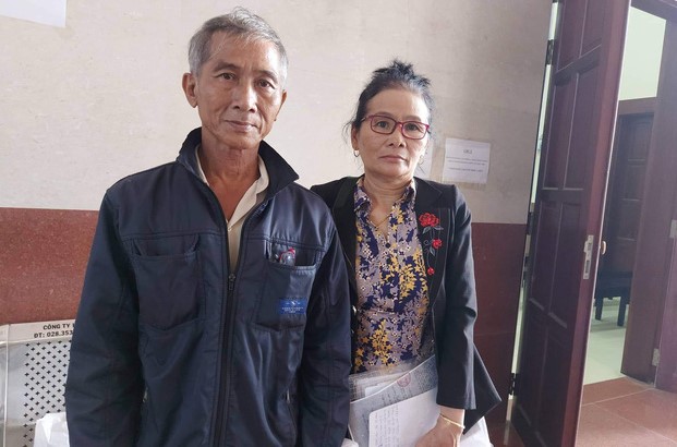 Nguyen Van Dung and his wife in court. Photo courtesy of Youth newspaper.