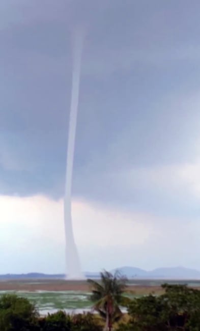 A giant waterspout shoots up thousands of meters high in Dong Nai province’s Tri An Lake on September 2, 2022. Screenshot from a clip.