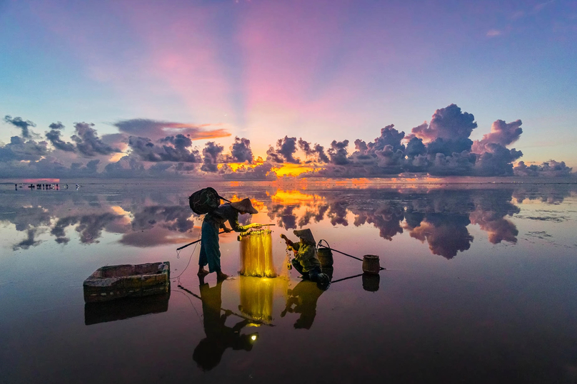 Women at sea from dawn to catch nail-like snails or small shrimp, or dig for clams. Photo courtesy of Haf Lee.