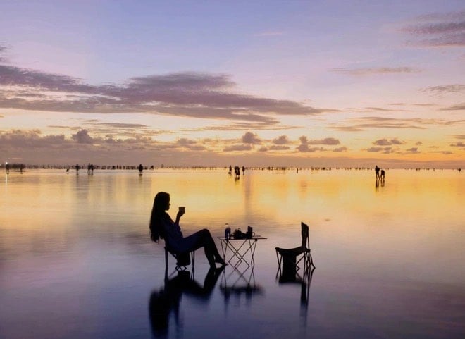 A tourist on Quang Lang Beach, Thai Binh province, northern Vietnam. Photo courtesy of Yen Do.