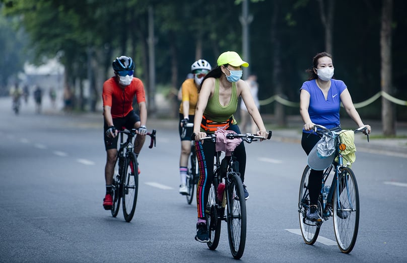 Hanoi currently does not have dedicated bicycle lanes. Photo courtesy of Vietnam People newspaper.