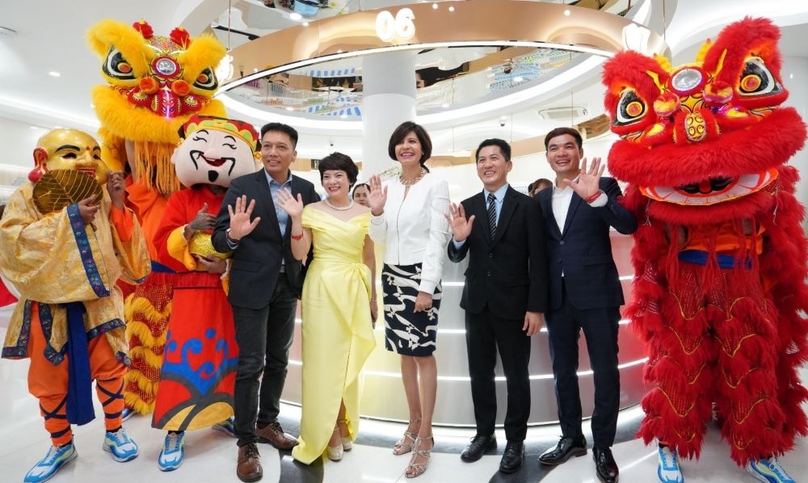 Asha Gupta (middle), Amway’s regional president for Asia, and Amway Vietnam CEO Huynh Thien Trieu (2nd from right) at the launching ceremony for the group's HCMC experience center. Photo courtesy of the company.